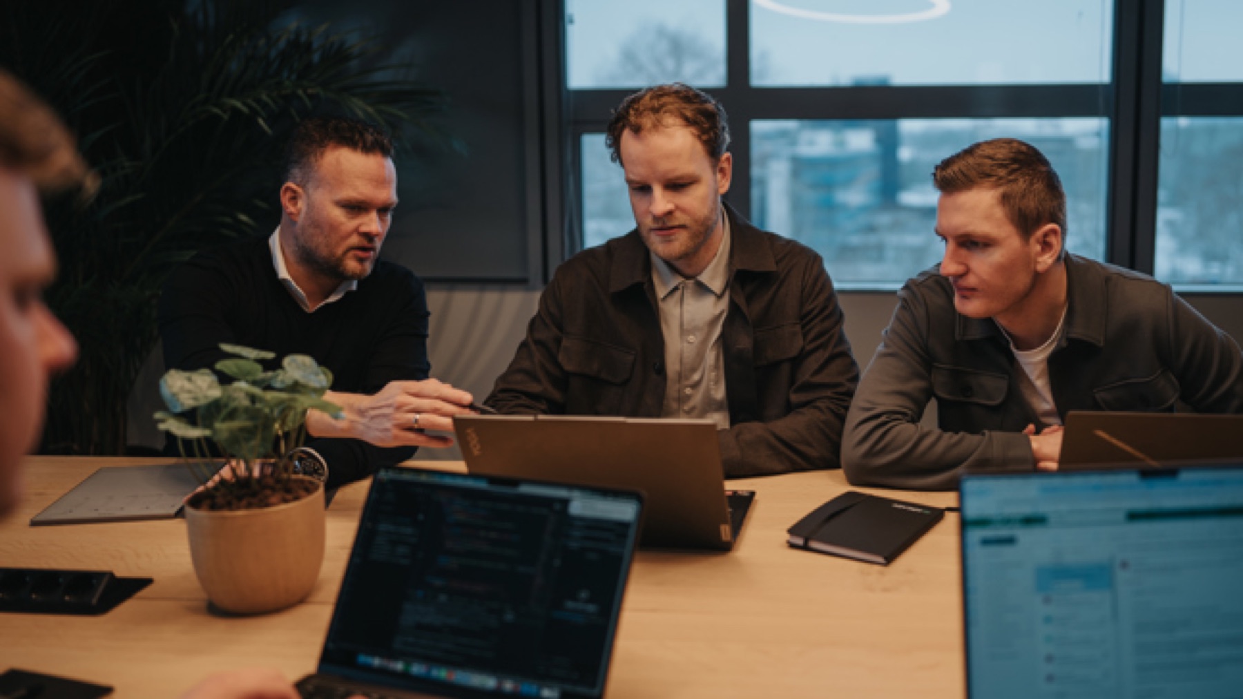 Het team in overleg op de werkvloer